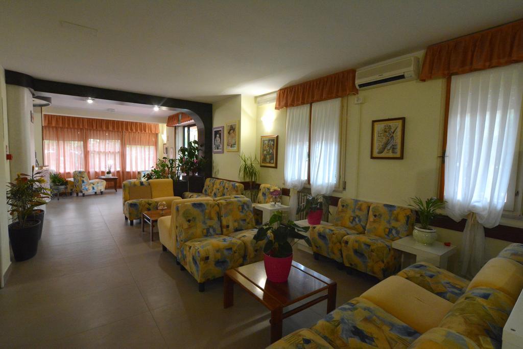 Hotel Zani Червия Екстериор снимка