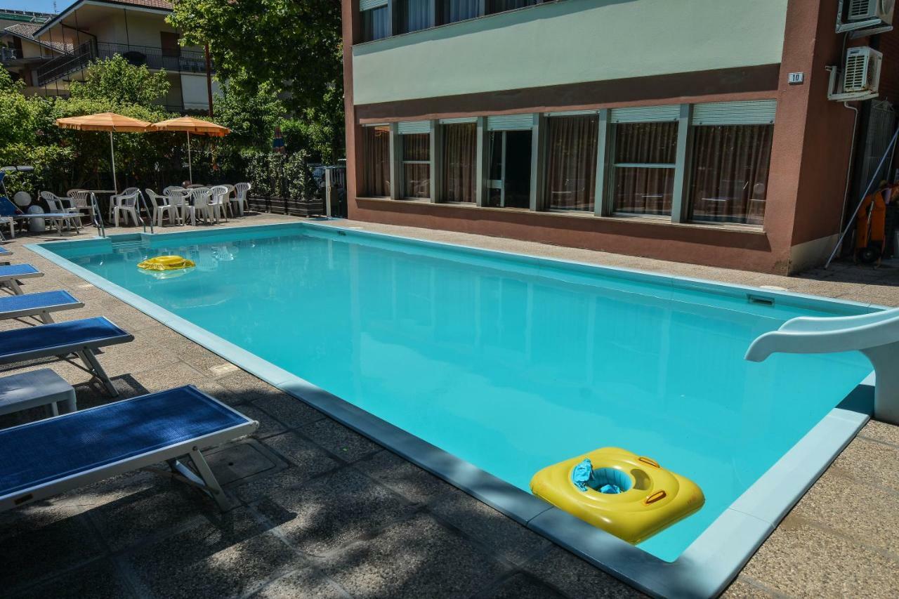 Hotel Zani Червия Екстериор снимка